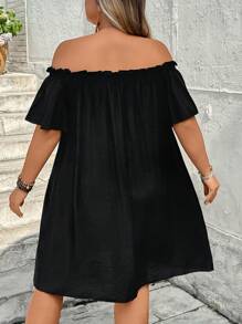 SHEIN CURVE+ Đầm suông tay ngắn màu trơn dáng rộng hở vai, viền bèo nhún cỡ lớn cho nữ, trang phục thường ngày mùa hè/đồng quê/bãi biển, trang phục đi biển/đồ mặc đi biển, váy mùa hè cho nữ, váy bồng bềnh - màu đen - Xem 2