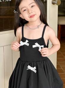 SHEIN Vestido casual de niña con decoración de mariposa, lazo y volantes en el bajo, sin mangas - Blanco y Negro - Ver 4