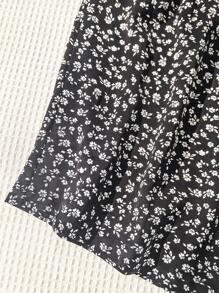 SHEIN EZwear Shorts de verano para mujer de talla grande con estampado de letras y flores pequeñas en un diseño casual