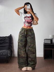 SHEIN EZwear Pantalones vaqueros casuales de mujer con cintura elástica y ajuste holgado, con estampado de camuflaje