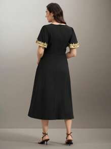 SHEIN Clasi Damen Große Größen A-Linie Midi-Kleid mit V-Ausschnitt und taillierter Taille, Sommermode, Farbblock Vintage Stickerei Bordüre Kurzarmkleid - Schwarz - Übersicht 2
