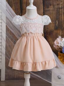 SHEIN Glamorique Kids Vestido de niña bebé con cuello redondo, bajo con volantes y parches de encaje floral, para primavera/verano