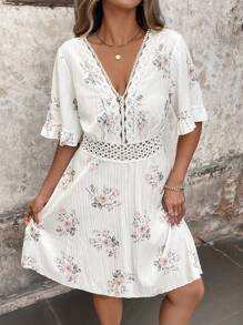 Breezaya 大码女式浪漫花卉印花纹理面料蕾丝拼接 V 领荷叶边下摆短袖优雅度假短款 A 字连衣裙 - 白色 - 查看 8