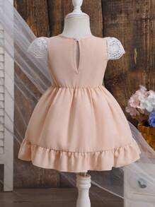 SHEIN Glamorique Kids Vestido de niña bebé con cuello redondo, bajo con volantes y parches de encaje floral, para primavera/verano