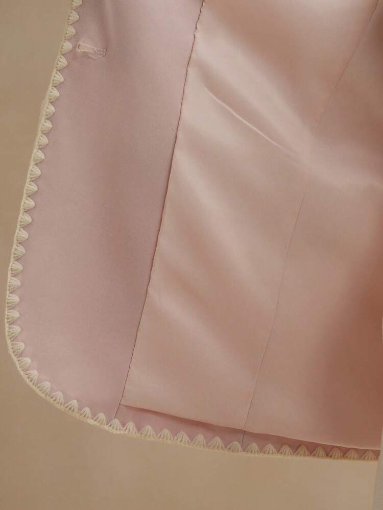 Printemps, chemise à manches courtes élégante et avec imprimé palmier, pour un look casual chic pour dames au printemps et en été