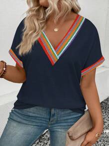 SHEIN Camiseta de estilo vintage de talla grande con cuello en V, manga corta, estampado gráfico colorido y dobladillo y puños de retazos