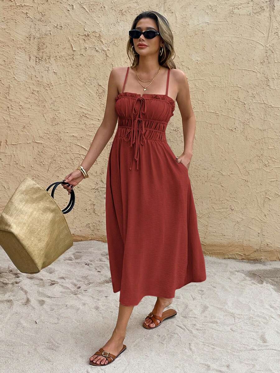 SHEIN Frenchy 女士纯色细肩带褶饰腰部系带中长连衣裙 - 酒紅色 - 查看 1
