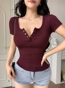 DAZY Camiseta de manga corta de ajuste ceñido casual con escote de pico y media cremallera, de tela texturizada para mujer