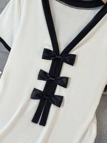 SHEIN Clasi Camiseta casual de mujer de manga corta con cuello en V, bloque de color y detalle de lazo