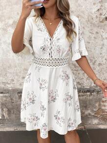 Breezaya 大码女式浪漫花卉印花纹理面料蕾丝拼接 V 领荷叶边下摆短袖优雅度假短款 A 字连衣裙 - 白色 - 查看 5