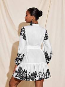 Christian Allana Vestido mini con mangas largas para mujer con estampado floral, cuello en V, cinturón y volantes en el bajo, atuendo para festivales - Multicolor - Ver 2