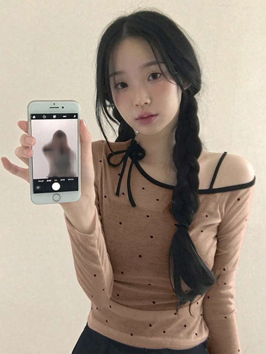 DAZY 女士不对称设计紧身波点T恤，撞色不对称肩部设计，秋季长袖女式上衣 - 卡其色 - 查看 1