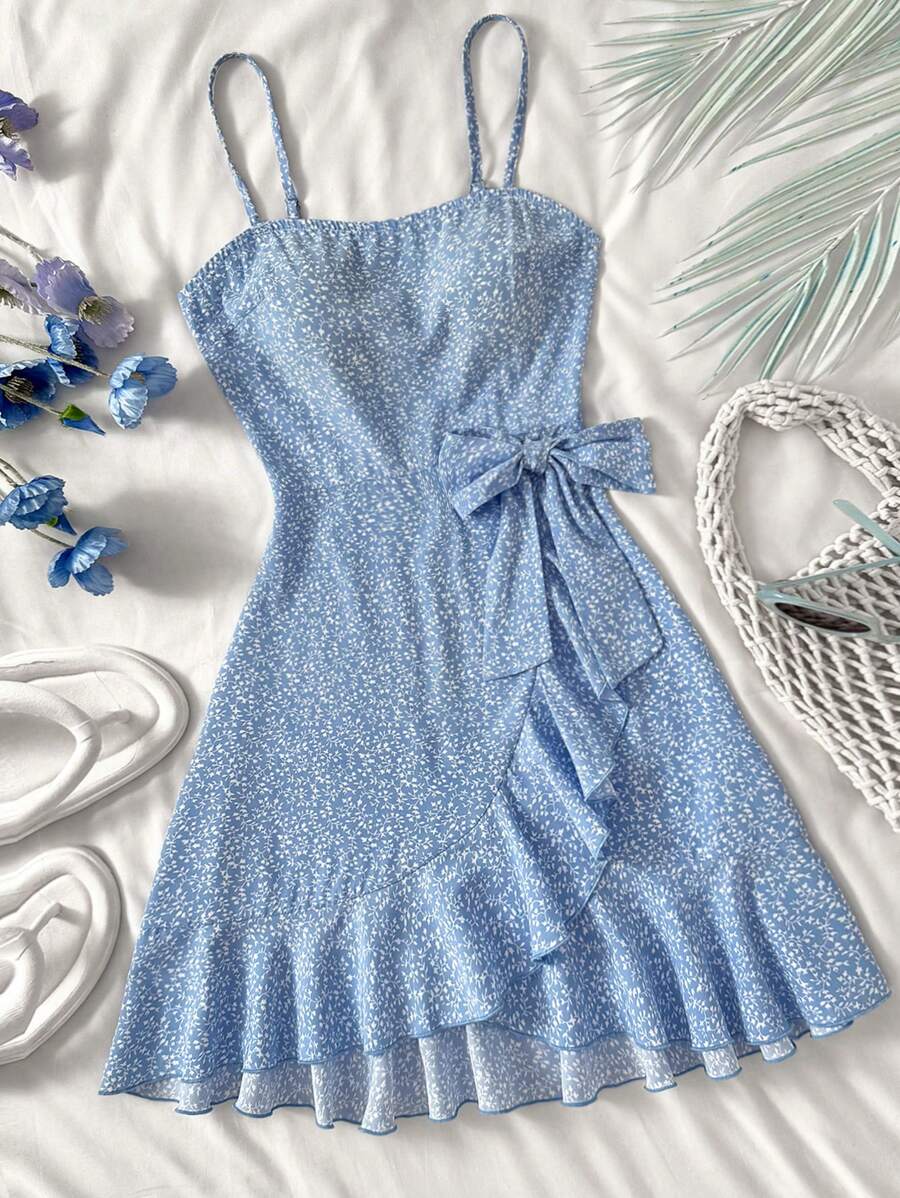 SHEIN Vestido corto sin mangas con volantes en el bajo para adolescentes con estampados de puntos, corazones y flores diminutas - Vestido casual y holgado estilo línea A para playa y vacaciones de verano - Azul y blanco - Ver 1