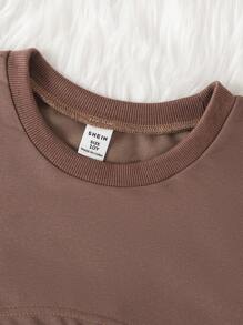 Set de 2 piezas para niñas: Blusa de manga larga y cuello redondo en unicolor, y vestido fruncido con gráfico de letras, adecuado para salidas, reuniones y cualquier ocasión