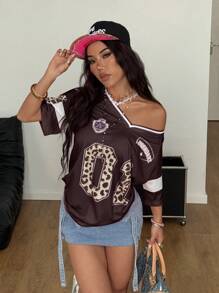 Coolane Camiseta de fútbol rosa de cuello en V con estampado de leopardo y número gráfico, ropa urbana de primavera y verano estilo Y2K para mujer