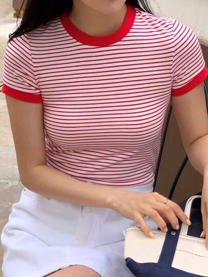 DAZY Camiseta ajustada de manga corta con estampado de rayas para mujer, casual de verano