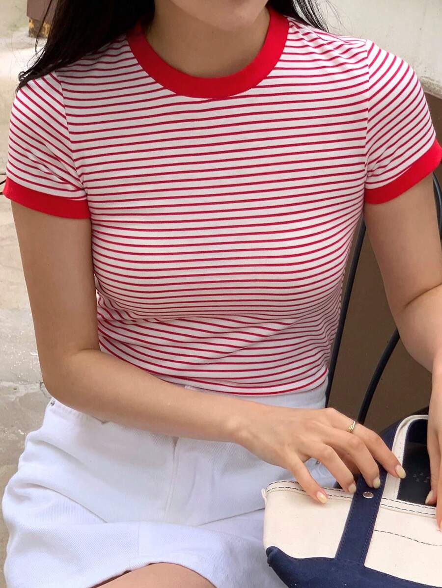 DAZY Camiseta ajustada de manga corta con estampado de rayas para mujer, casual de verano - Rojo - Ver 1