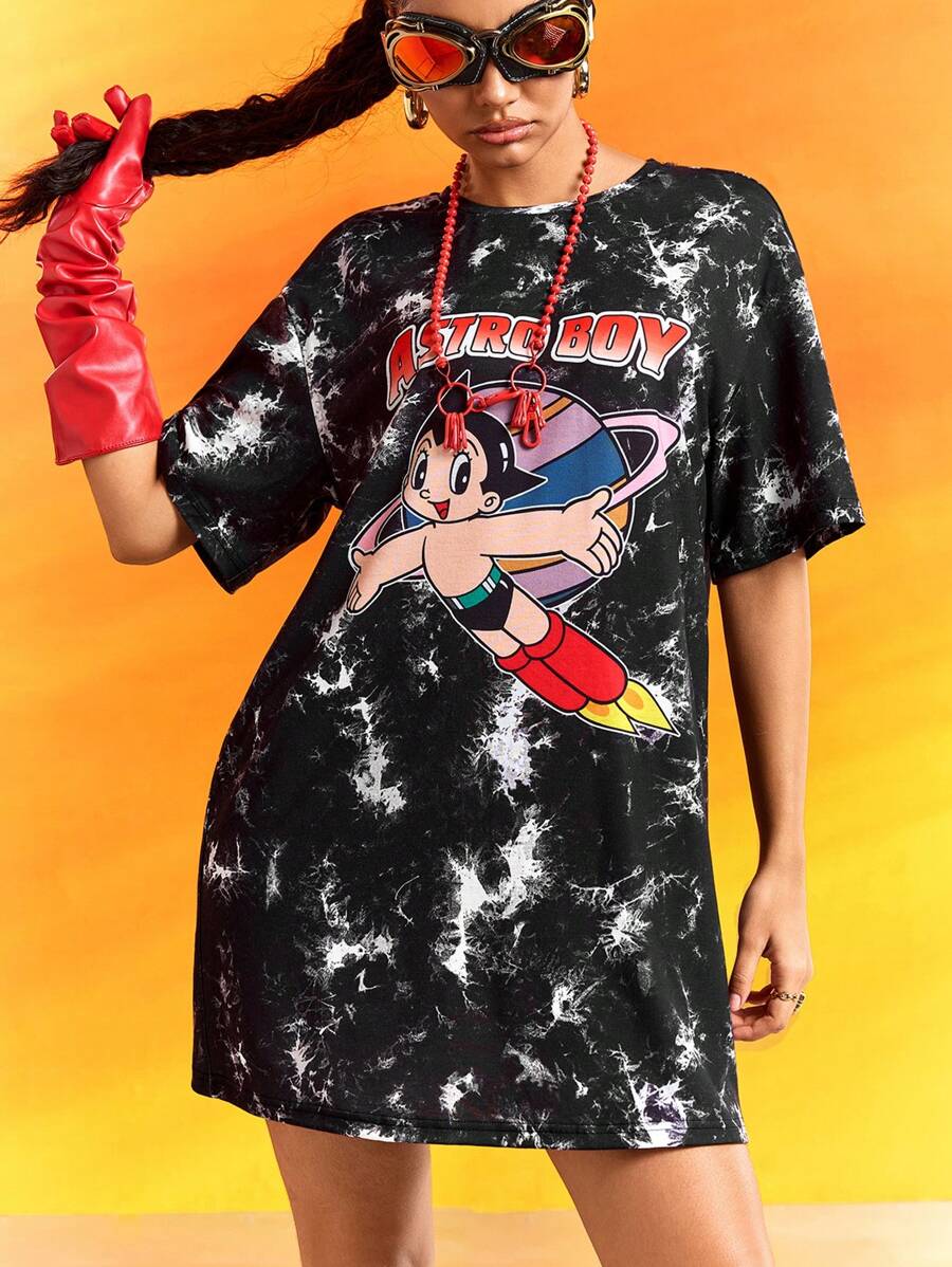 Astro Boy X SHEIN Round Neck Short Sleeve Loose Summer Comfort, Cartoon Casual Street Cool, Black And White Tie-Dye English Letter Graphic Women's Short Dress