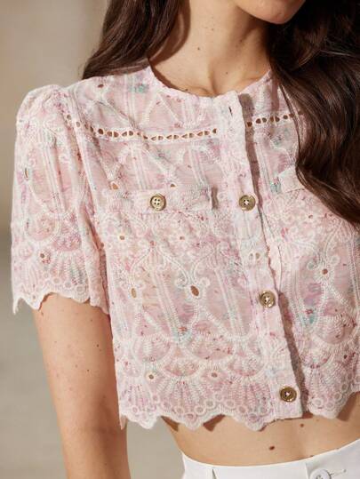 Aveloria Rosie 樱花粉色刺绣衬衫，圆领前开设计，3D 刺绣，波浪下摆，优雅外观，柔软飘逸的面料，修身浪漫春季女式衬衫