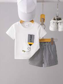 SHEIN Vintaside Kids Conjunto de 2 piezas para niños pequeños: Camiseta de manga corta de punto blanca con bordado lindo y estampado de lápiz, y pantalones cortos casuales de rayas tejidos, adecuado para verano, deportes al aire libre y atuendo de ocio