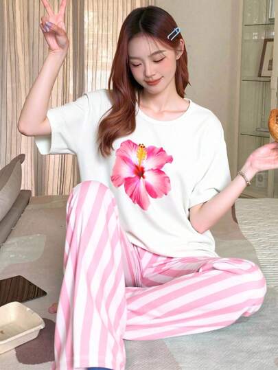 少女清新甜美花卉图案白色 T 恤搭配条纹慢跑裤，柔软针织面料休闲套装