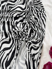 Soleia Bộ đồ 2 món đi nghỉ mát cho nữ họa tiết ngựa vằn đen trắng gợi cảm, áo crop top và chân váy xếp ly, đa năng cho các dịp hàng ngày, hẹn hò, trà chiều, bãi biển, du ngoạn, chuyến đi thành phố, kỳ nghỉ xuân/hè, đám cưới, lễ hội âm nhạc, bộ đồ in họa tiết động vật phong cách boho 2 món cho nữ váy bộ 2 món - Đen và trắng - Xem 4