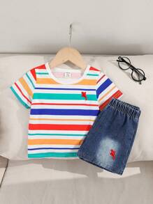 2 件婴幼儿男童韩版彩色条纹圆领短袖 T 恤和海军蓝刺绣牛仔短裤套装，适合春夏季休闲、度假、派对穿着