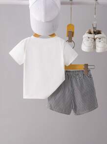 SHEIN Vintaside Kids Conjunto de 2 piezas para niños pequeños: Camiseta de manga corta de punto blanca con bordado lindo y estampado de lápiz, y pantalones cortos casuales de rayas tejidos, adecuado para verano, deportes al aire libre y atuendo de ocio