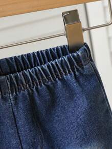 2 件婴幼儿男童韩版彩色条纹圆领短袖 T 恤和海军蓝刺绣牛仔短裤套装，适合春夏季休闲、度假、派对穿着