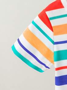 2 件婴幼儿男童韩版彩色条纹圆领短袖 T 恤和海军蓝刺绣牛仔短裤套装，适合春夏季休闲、度假、派对穿着