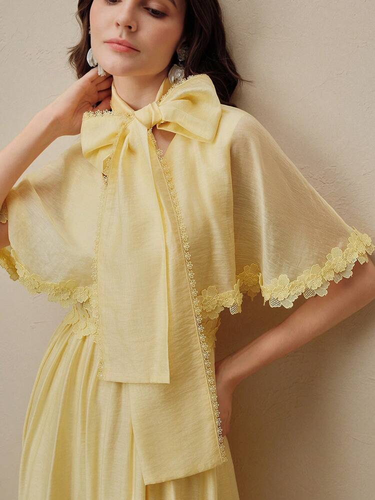 Robe de femme en style floral patchwork en dentelle, jaune beurre, mode d'été et de vacances
