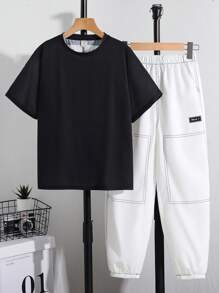 SHEIN 2件組 青少年男孩寬鬆圓領人像圖案短袖T恤與工裝長褲套裝，黑白配色，夏季街頭風城市度假穿搭 - 黑色 - 查看 2