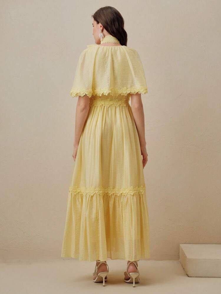 Robe de femme en style floral patchwork en dentelle, jaune beurre, mode d'été et de vacances