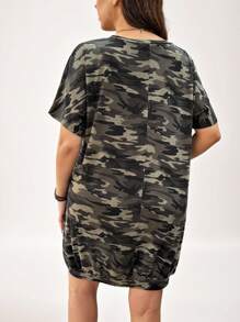 SHEIN LUNE Sukienka w dużym rozmiarze, wzór kamuflażu, zieleń wojskowa, swobodna, sportowa, podstawowa, codzienna, uliczna, dekolt w serek, letnia