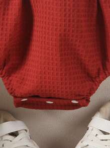 Souflis Souflis 男婴两件套：纯色华夫格白色衬衫，杏色滚边和领口，短袖纽扣衬衫 + 杏色华夫格背带裤，可调节肩带，休闲套装，适合街头、运动、居家穿着。复古男婴服装，优雅男婴服装，男婴优雅服装，男婴背带裤，男婴连体衣。 - 酒紅色 - 查看 6