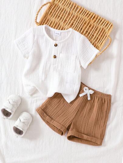 SHEIN 2 sztuki/zestaw dla chłopców, codzienny strój dla niemowląt, biała bawełniana lniana tekstura kieszeń z przodu okrągły dekolt krótki rękaw koszulka i brązowe spodenki z elastyczną talią, nadaje się na zewnątrz, na co dzień, w podróż