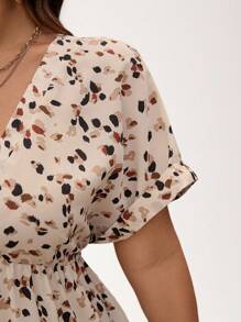 SHEIN LUNE Plus Size V-Neck Short Allover Print Mother Day Dress, Summer - Multicolor - View 6