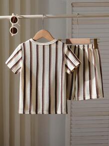 Souflis Souflis 2 pièces/Set T-shirt à manches courtes à rayures gaufrées et short pour tout-petits garçons d'été, en tissu gaufré de haute qualité, design col rond simple, motif de poitrine rayé vif, short à taille élastique, convient pour les escapades, les vacances, les voyages, la détente, les bains de soleil, l'été