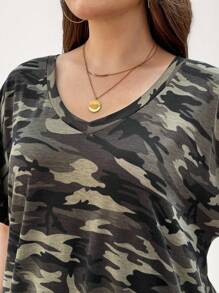 SHEIN LUNE Sukienka w dużym rozmiarze, wzór kamuflażu, zieleń wojskowa, swobodna, sportowa, podstawowa, codzienna, uliczna, dekolt w serek, letnia