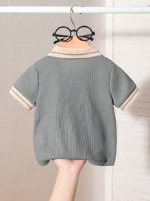 SHEIN Playful Pals 嬰兒男童經典灰色華夫格 Polo 衫 夏季休閒短袖純棉鈕扣上衣 返校日職業日學校假期復古上衣 - 灰色 - 查看 2