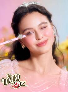 The Wizard of OZ™ | SHEGLAM Glinda The Good Witch™ 眼線液 品牌 美容 化妝 化妝品 適合女性與女孩 完美搭配冬季春季 Y2K 時尚 流行 生日禮物 假期 派對準備就緒 最佳顏色 - 粉色 - 查看 2