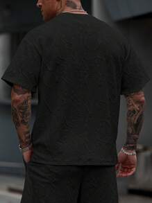 Manfinity CasualCool 男士休闲圆领T恤，INS简约时尚英文字母压花纹理面料男士纹理T恤。黑色 - 黑色 - 查看 2