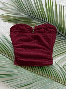 Soleia Top court texturé tricoté blanc pour femmes avec boucle métallique en forme de cœur creux à l'avant. Style ajusté et affinant, convient pour les fêtes, les rendez-vous, le thé de l'après-midi, la plage, les festivals de musique, le carnaval