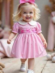 Souflis Souflis 女婴夏季可爱经典针织条纹连衣裙，白色彼得潘领拼色，正面褶皱设计，精致 3D 蝴蝶结装饰，适合休闲、度假、户外穿着 - 粉色 - 查看 3