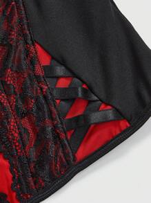 ROMWE Goth Y2K 性感撞色蕾丝边装饰短款上衣，腰带系带，非常适合新年派对 - 紅色和黑色 - 查看 4