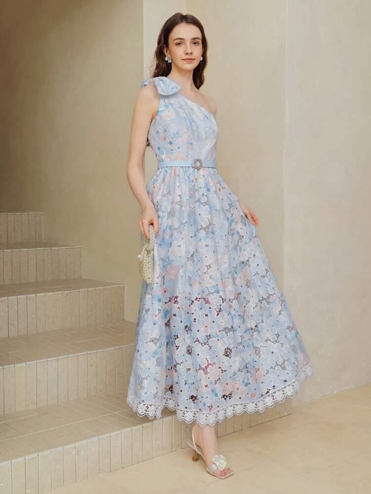 VESTIDO LONGO BORDADO EM GUIPURE COM LAÇO, UM ÓMBROE, CINTO COM STRASS