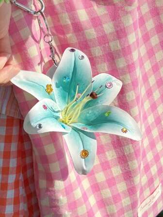 Fairycore 1 Stück blauer Lilien Blumen Strass Ausweishalter mit Kette, Strandtaschenverschönerung für Urlaub, Hochzeit, Schulstart, geeignet für Teenager (Strass muss separat aufgebracht werden)