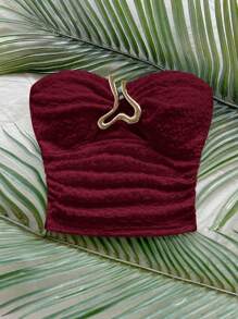 Soleia Top court texturé tricoté blanc pour femmes avec boucle métallique en forme de cœur creux à l'avant. Style ajusté et affinant, convient pour les fêtes, les rendez-vous, le thé de l'après-midi, la plage, les festivals de musique, le carnaval