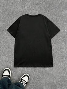 Camiseta gráfica de manga corta de cuello redondo con estampado minimalista de bate de béisbol y texto divertido "Tung Tung Tun Sahur" en estilo americano casual de verano para hombres