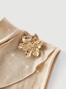 SHEIN MOD Blusa ajustada metálica con brillo, cuello asimétrico, decoración floral y volantes, para el verano